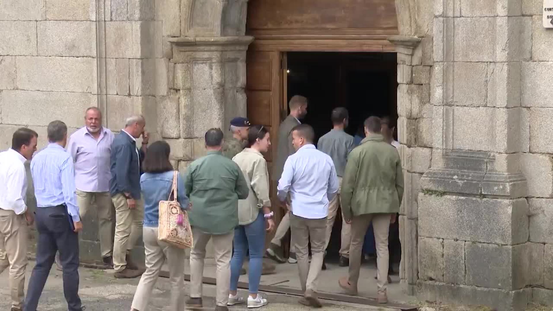 Los Reyes trasladan a los afectados por el incendio de Porto (Zamora) el apoyo de la Corona