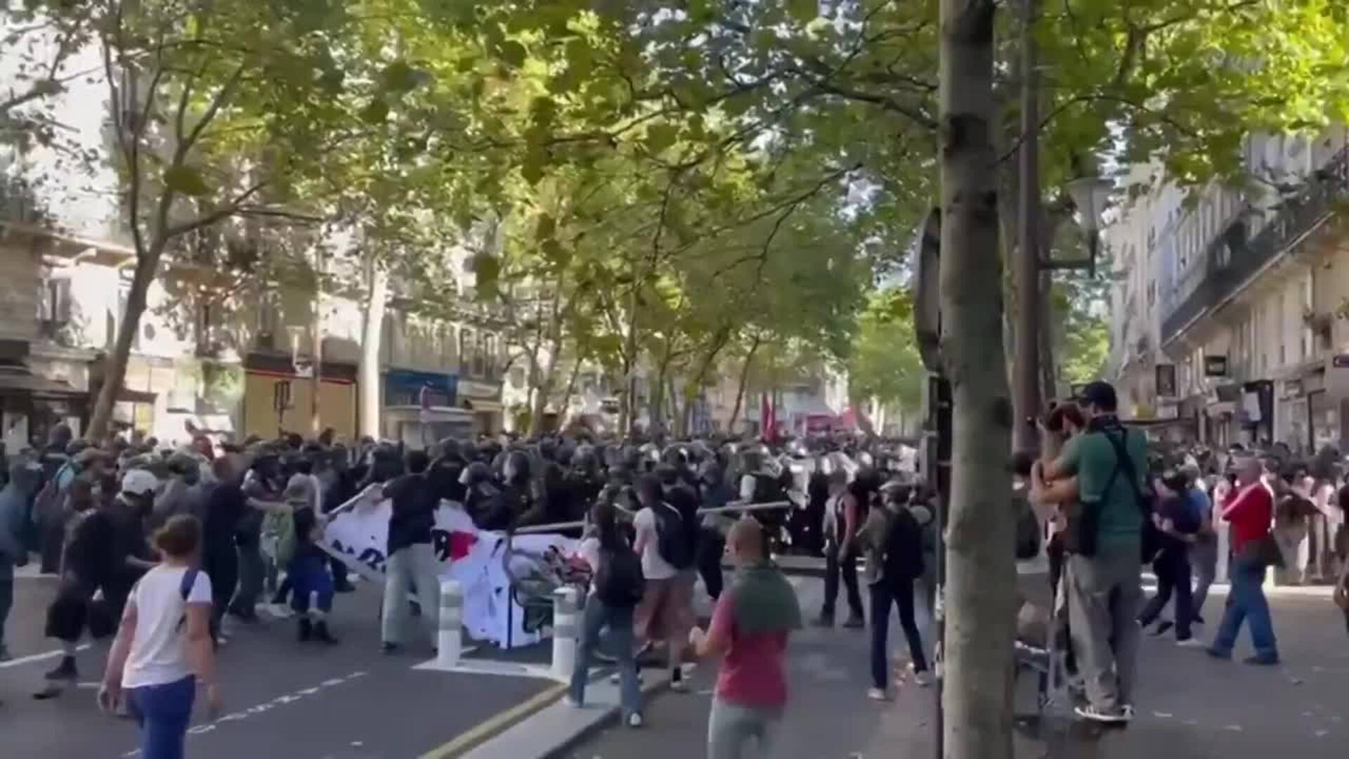 Más de 300 detenidos en la jornada de huelga en Francia