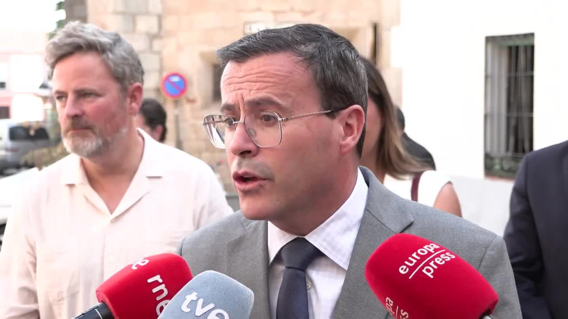 Gallardo pide el cese de la consejera Educación tras el repunte de rutas escolares sin servicio