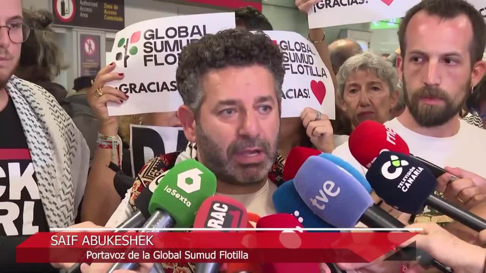 Los 21 españoles de la flotilla llegan a Barajas y denuncian malos tratos por parte de Israel