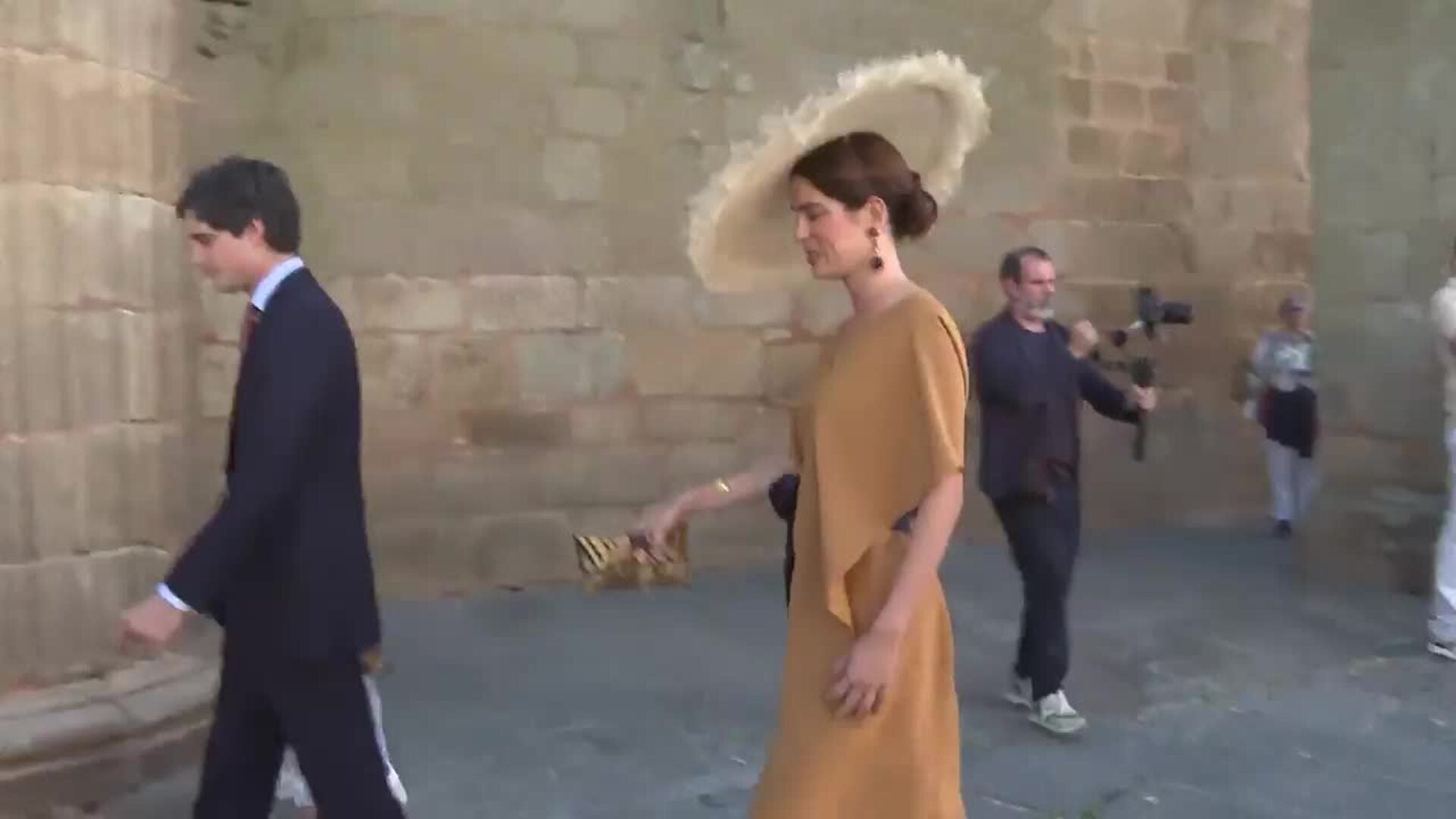 Sofía Palazuelo deslumbra con vestidazo otoñal y maxi pamela en la boda de su hermano Fernando