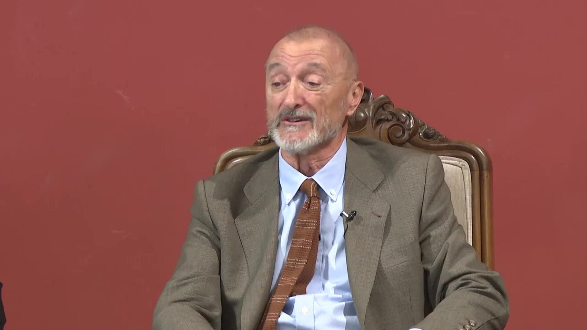 Pérez-Reverte presenta el boceto de la escultura de Alatriste y elude el combate RAE/Cervantes