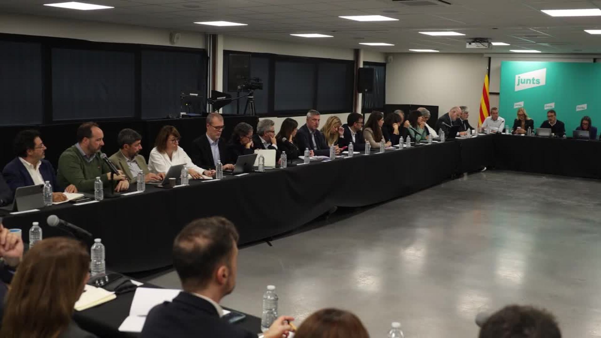 Puigdemont y la cúpula de Junts empiezan la reunión para decidir si rompen con el PSOE