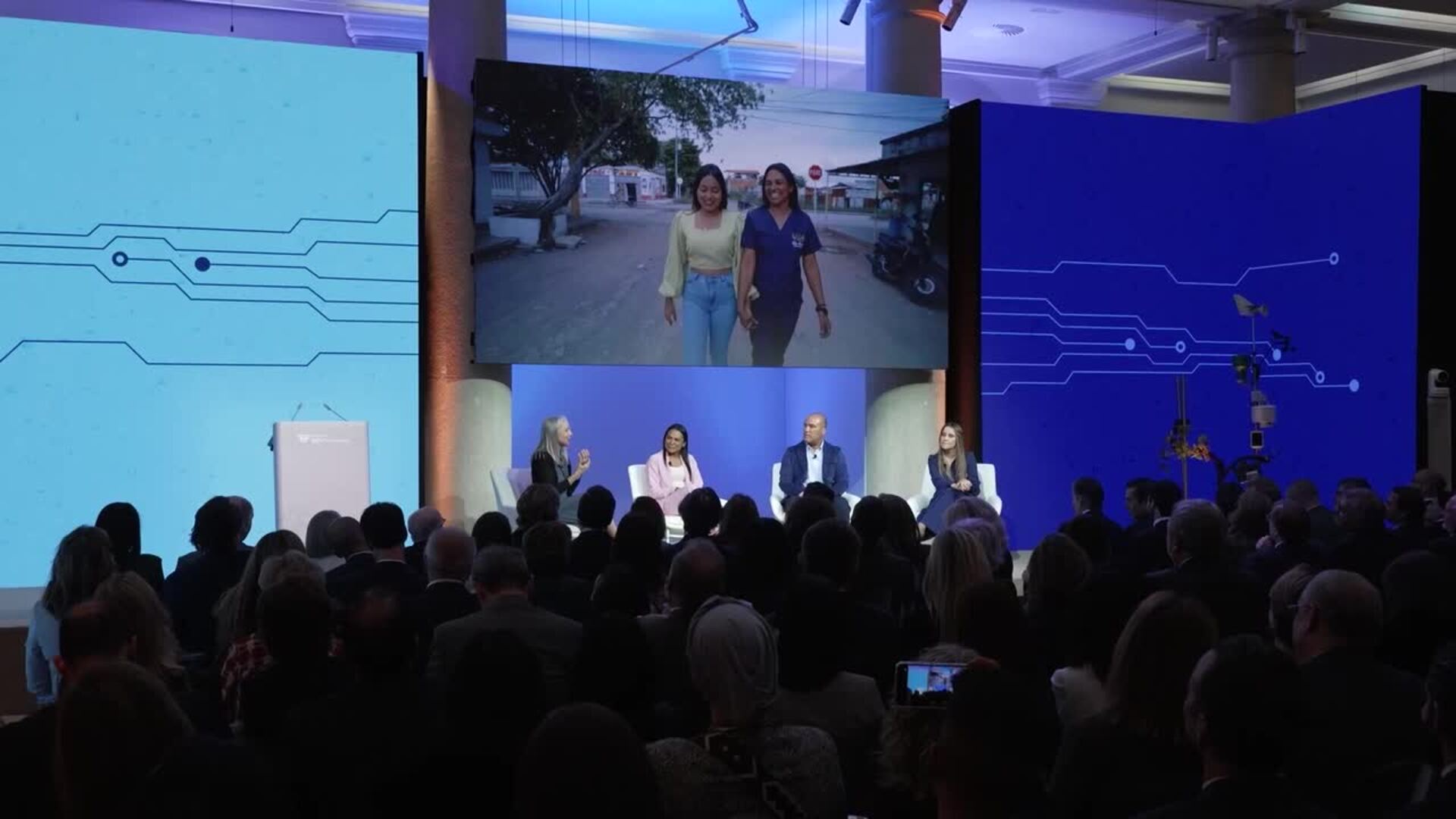 La Reina preside el acto ‘Datos que mejoran vidas’ de la Fundación Microfinanzas BBVA