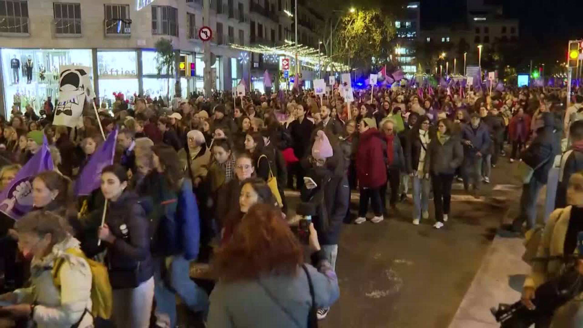 Miles de mujeres alzan la voz contra la violencia machista y el negacionismo