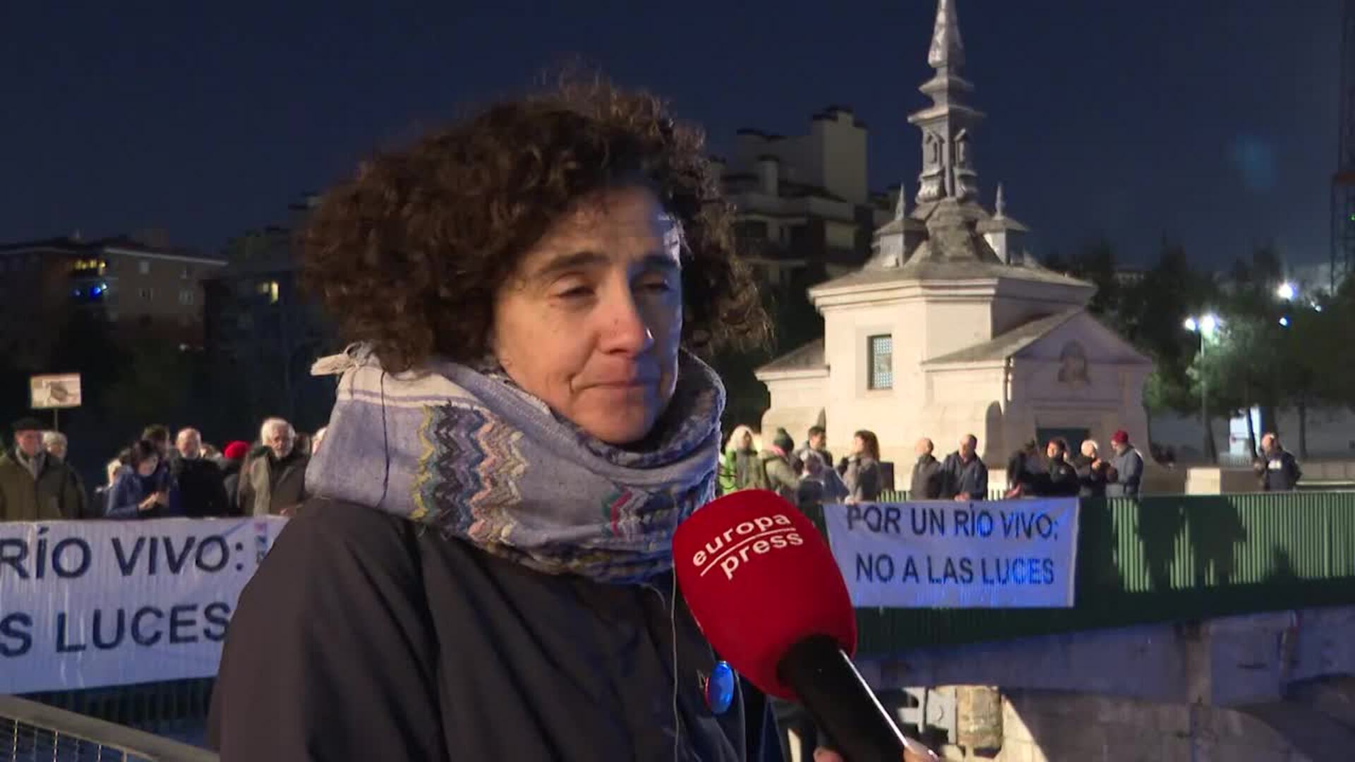 Vecinos y ecologistas se concentran para protestar contra las nuevas luces en el Manzanares