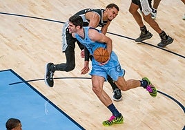 Aldama se viste de héroe con un tapón que da la victoria a los Memphis Grizzlies