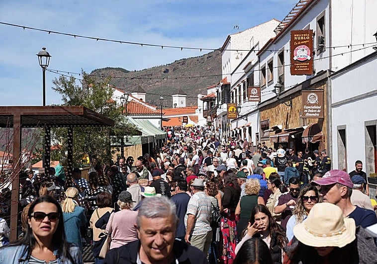 Ni carnavales ni playa: la gente tiró para las fiestas del Almendro en Flor en Tejeda