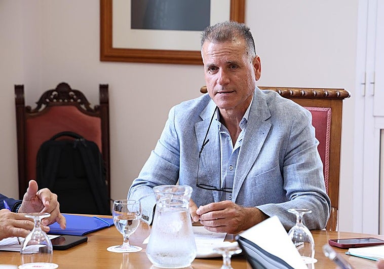 Contenedores nuevos para trasladar residuos en La Graciosa