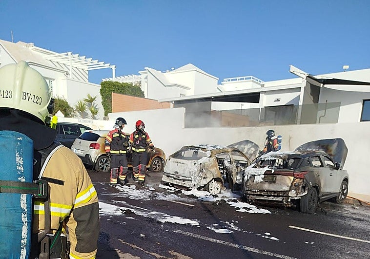 Arden tres vehículos en Puerto del Carmen