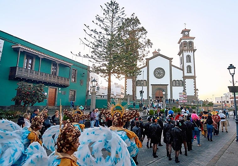El carnaval se apodera de Moya: cientos de mascaritas pintan de colores el casco histórico