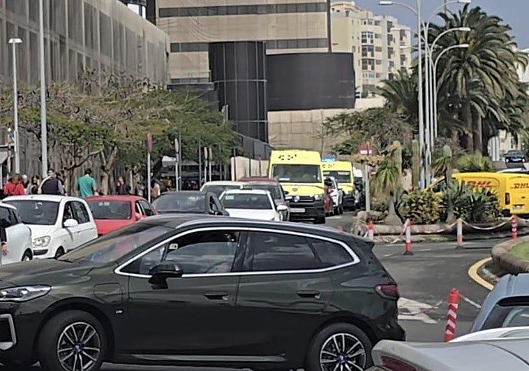 El caos en el tráfico pone en jaque la atención urgente en el hospital Insular Materno Infantil