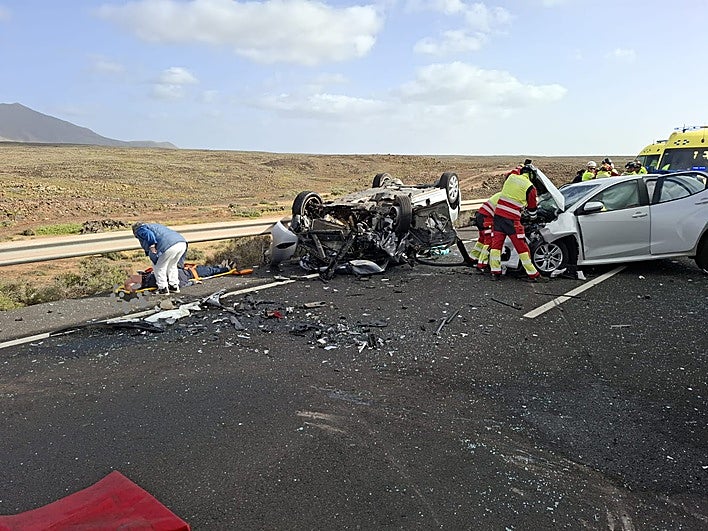 Seis heridos, dos de ellos graves, en una colisión frontal con varios vehículos en Yaiza