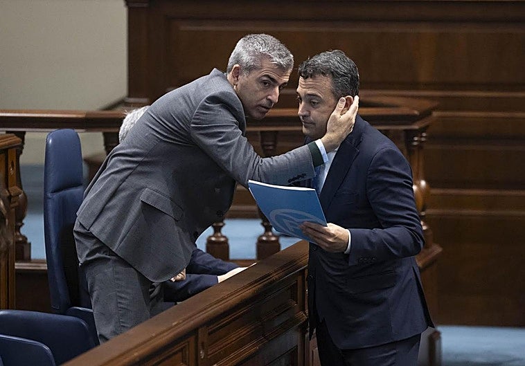 Casañas (PP) a la oposición: «Debe ser muy difícil subirse a esta tribuna y pintar una Canarias negra»