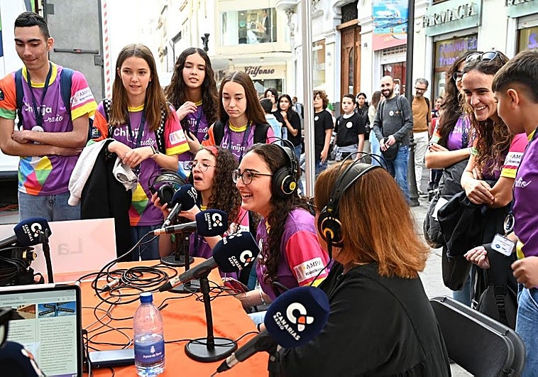 El proyecto de radio escolar ‘De palique’ llena la calle de Triana de micros y ondas