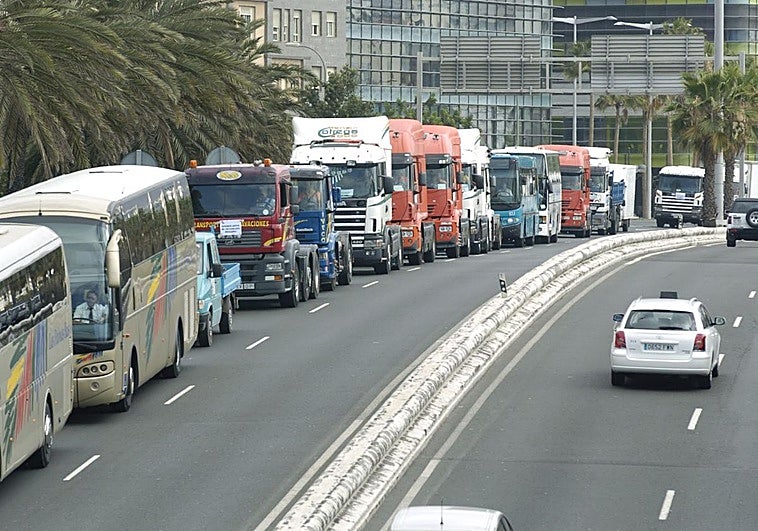Los camioneros canarios afrontan un sobrecoste de 400 euros al mes por el alza del combustible