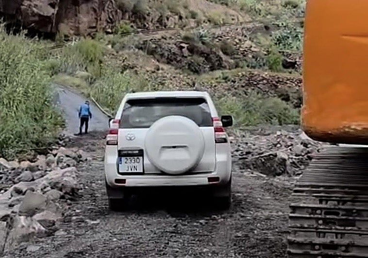 Una carretera provisional saca de su aislamiento a los vecinos moganeros de El Caidero