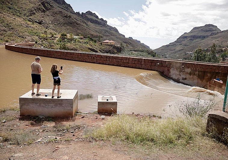 Los vecinos, ante el reboso de Ayagaures: «Las nubes pasaban de largo; por fin descargaron»