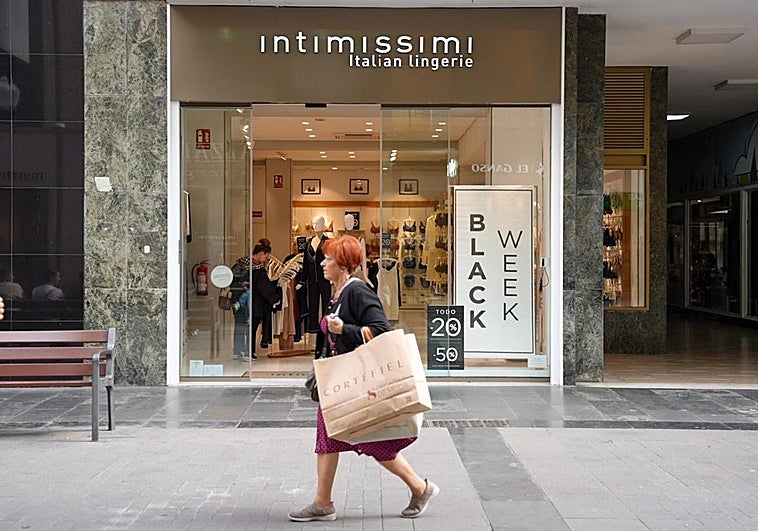 Las tiendas de Canarias cierran dos días de la Semana Santa en 2026