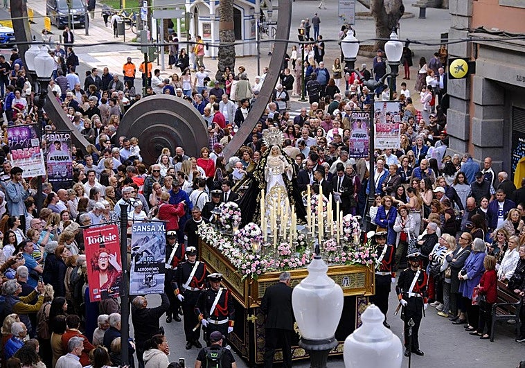 Los Dolores vence a la calima en Triana
