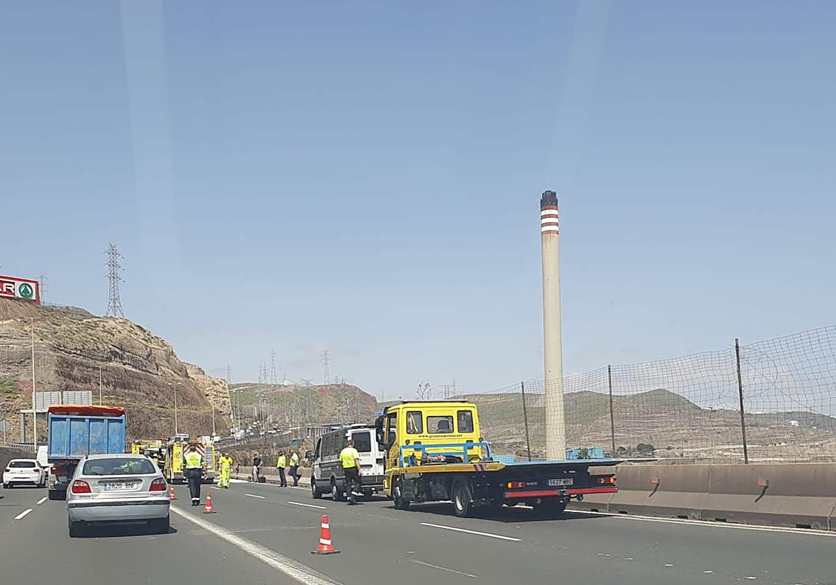 Furgón volcado en la carretera