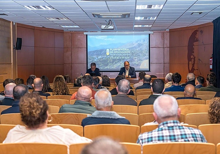 Santa Lucía impulsa unas jornadas y exposiciones itinerantes sobre el avance del plan general