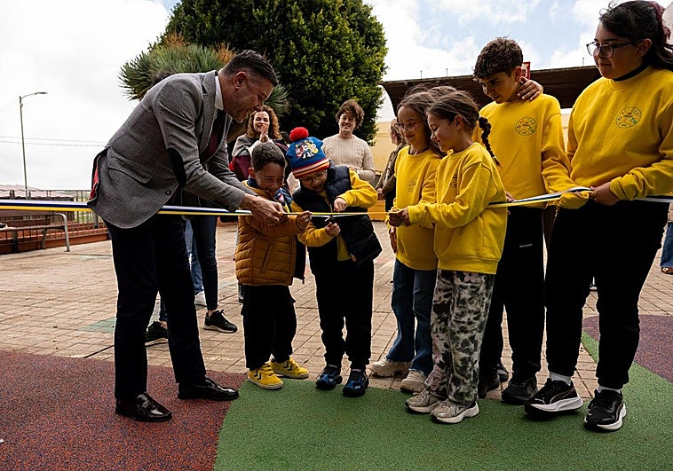 El Ayuntamiento de Gáldar reinagura el parque infantil de Saucillo