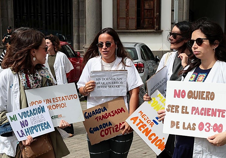 Los médicos de Canarias, con la hora de guardia peor pagada del país