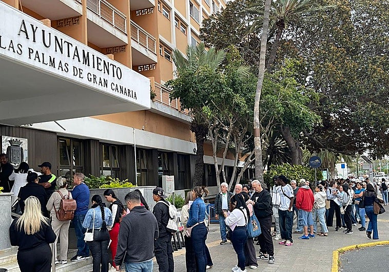 En cola desde las 4 de la mañana para obtener los papeles para regularizarse