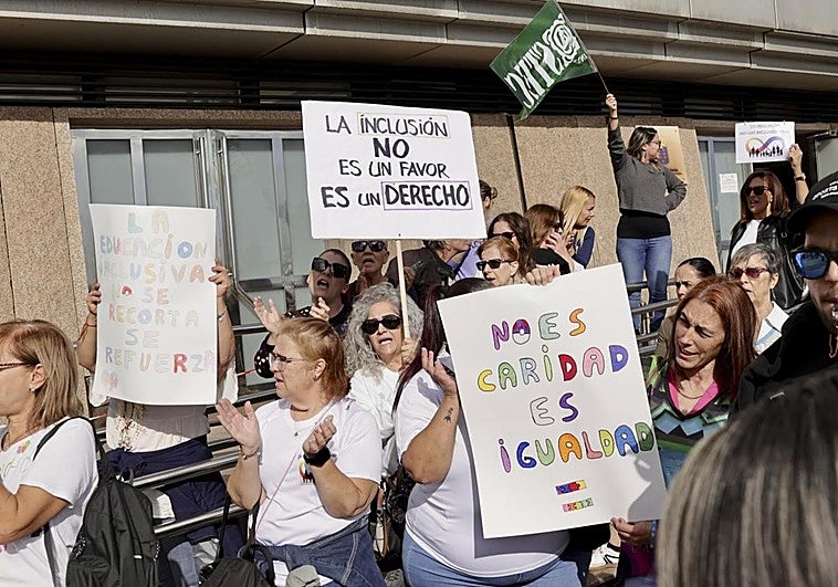 Las familias llevan a la Diputación del Común su exigencia de una educación inclusiva real