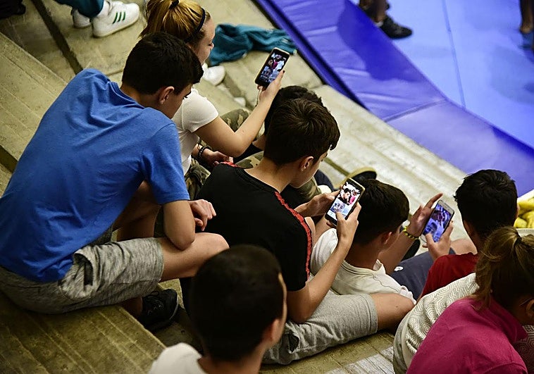 Los jóvenes canarios se pasan al ‘vosotros’: «Es por inseguridad, creen que es más prestigioso»