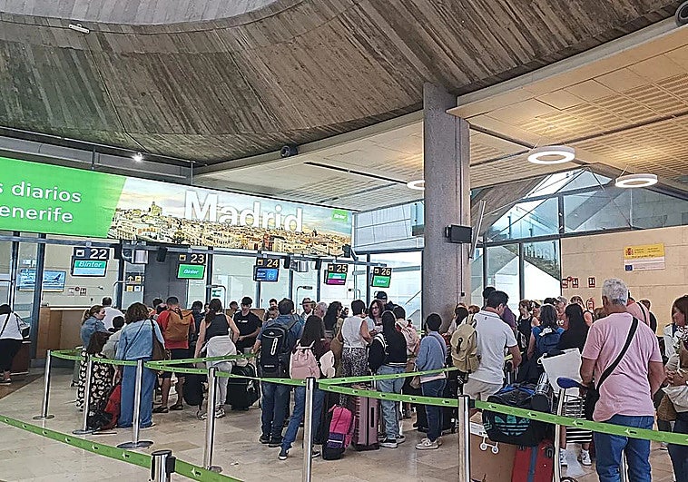 Una incidencia por humo obligó a desalojar la zona de embarque del aeropuerto Tenerife Norte y provoca retrasos puntuales
