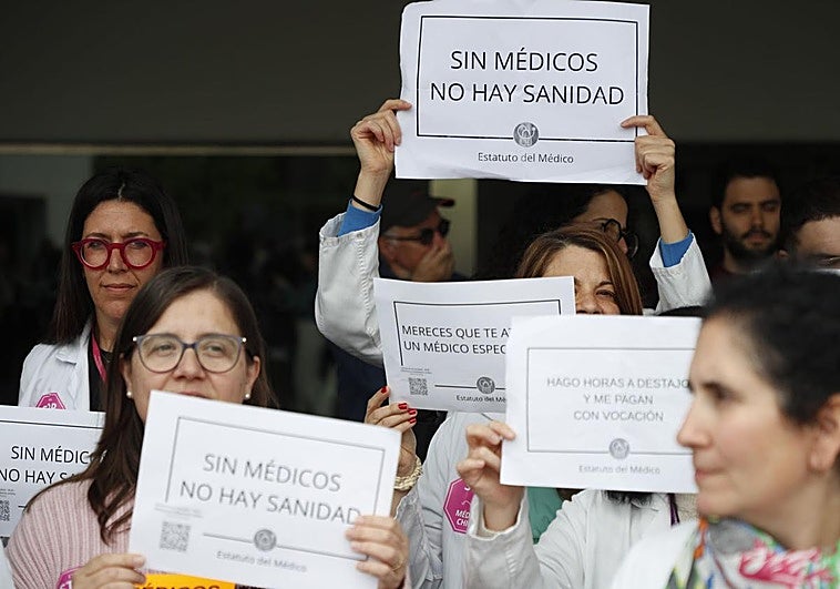La huelga médica arranca a medio gas y reabre la negociación en Canarias