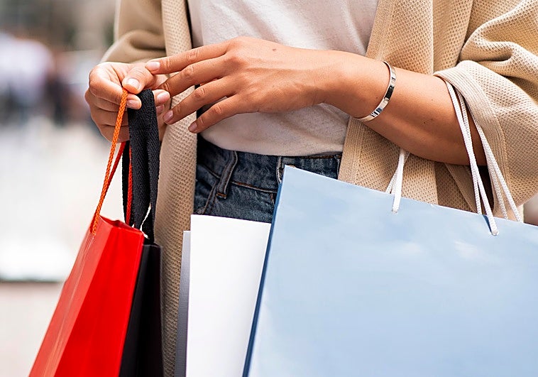 El BOC lo confirma: las tiendas y comercios en Canarias sólo abrirán un día durante el puente de mayo