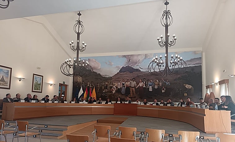 La oposición abandona el pleno de Santa Lucía al grito de «cacicada» y «situación dantesca»