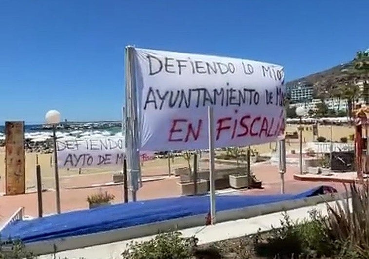 Pancartas contra el cierre de restaurantes en el frente marítimo de Puerto Rico