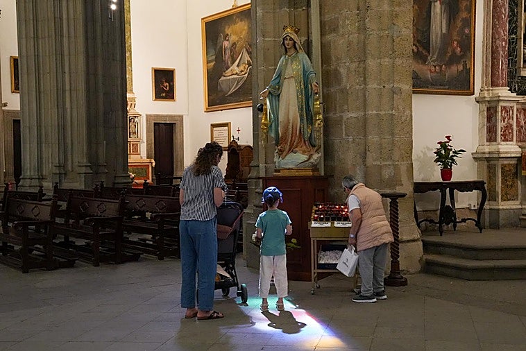 Novelería o fe: por qué miles de personas quieren ver al papa León XIV en Gran Canaria mientras las iglesias envejecen