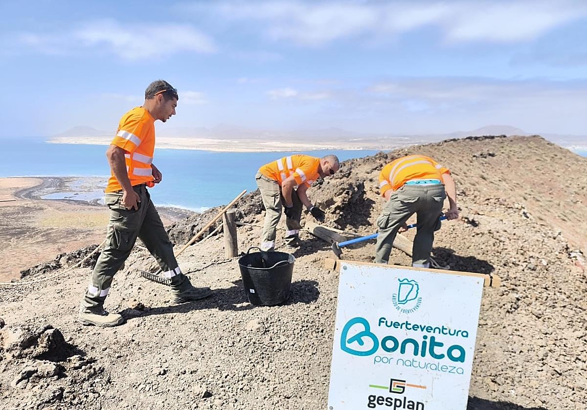 “Fuerteventura, Naturally Beautiful” Reaches the Summit of Lobos Island’s Volcano