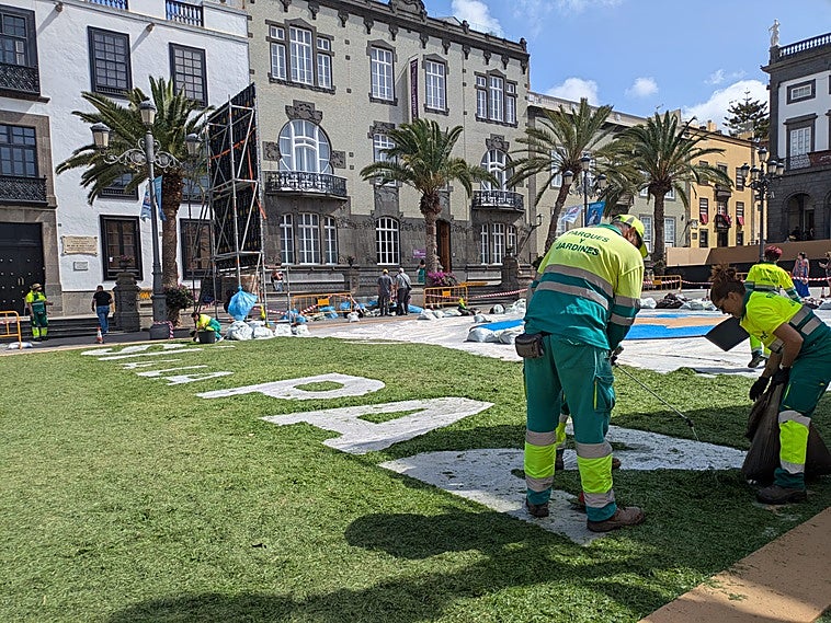 El Ayuntamiento realiza una alfombra con más de mil ramos de flores y el mensaje «Sí a la paz»