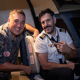 El actor, a la derecha en la imagen, junto al director, el grancanario Chedey Reyes.
