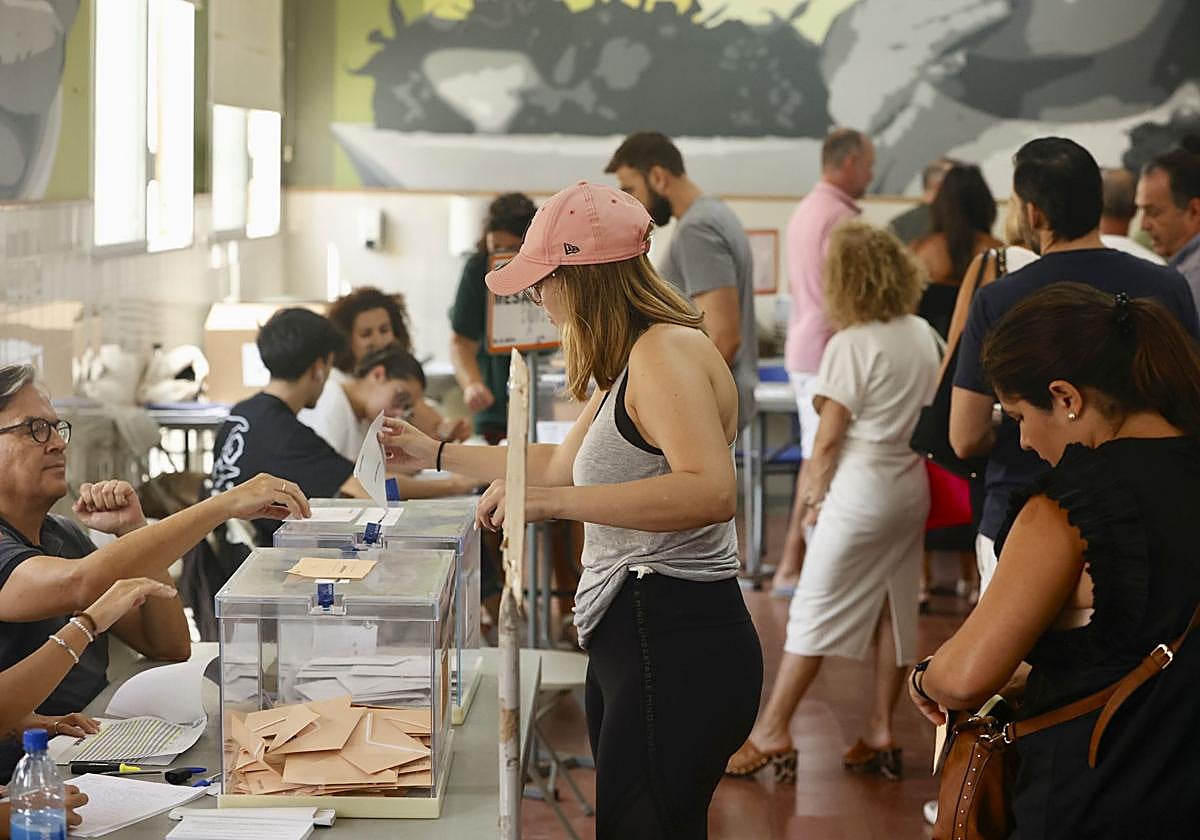 El resultado de las encuestas en Canarias: PP y CC se mantienen, el PSOE pierde un diputado y Vox gana dos escaños