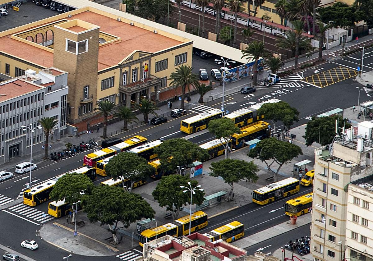 Vista aérea de unidades de Guaguas Municipales en la estación de Manuel Becerra.