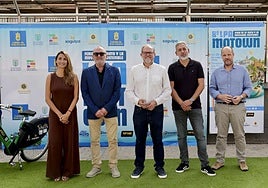 Las diferentes autoridades, durante la presentación de la octava edición del LPA Motown en la Plaza del Pilar