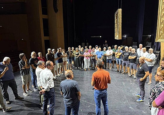 Visita del alcalde, el edil de Cultura y el autor de la obra al plantel de personas que hará posible la obra.