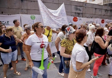 Imagen de este verano de la plataforma ciudadana Viviendas Sociales en Lucha manifestándose ante el Gobierno de Canarias.