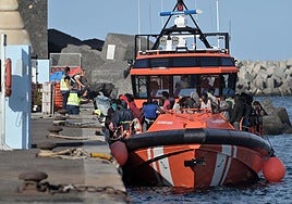 Imagen de archivo del rescate de un grupo de personas de un cayuco.