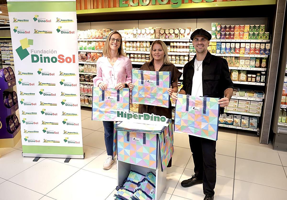 Iván Torres anima a comprar una bolsa solidaria de HiperDino para ayudar a las personas con fibrosis quística