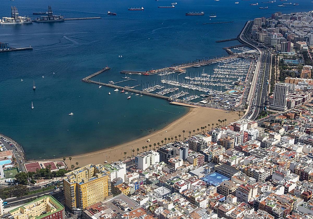 Sorprendido por la policía tras robar una caja registradora de un restaurante del Muelle Deportivo del Puerto de Las Palmas