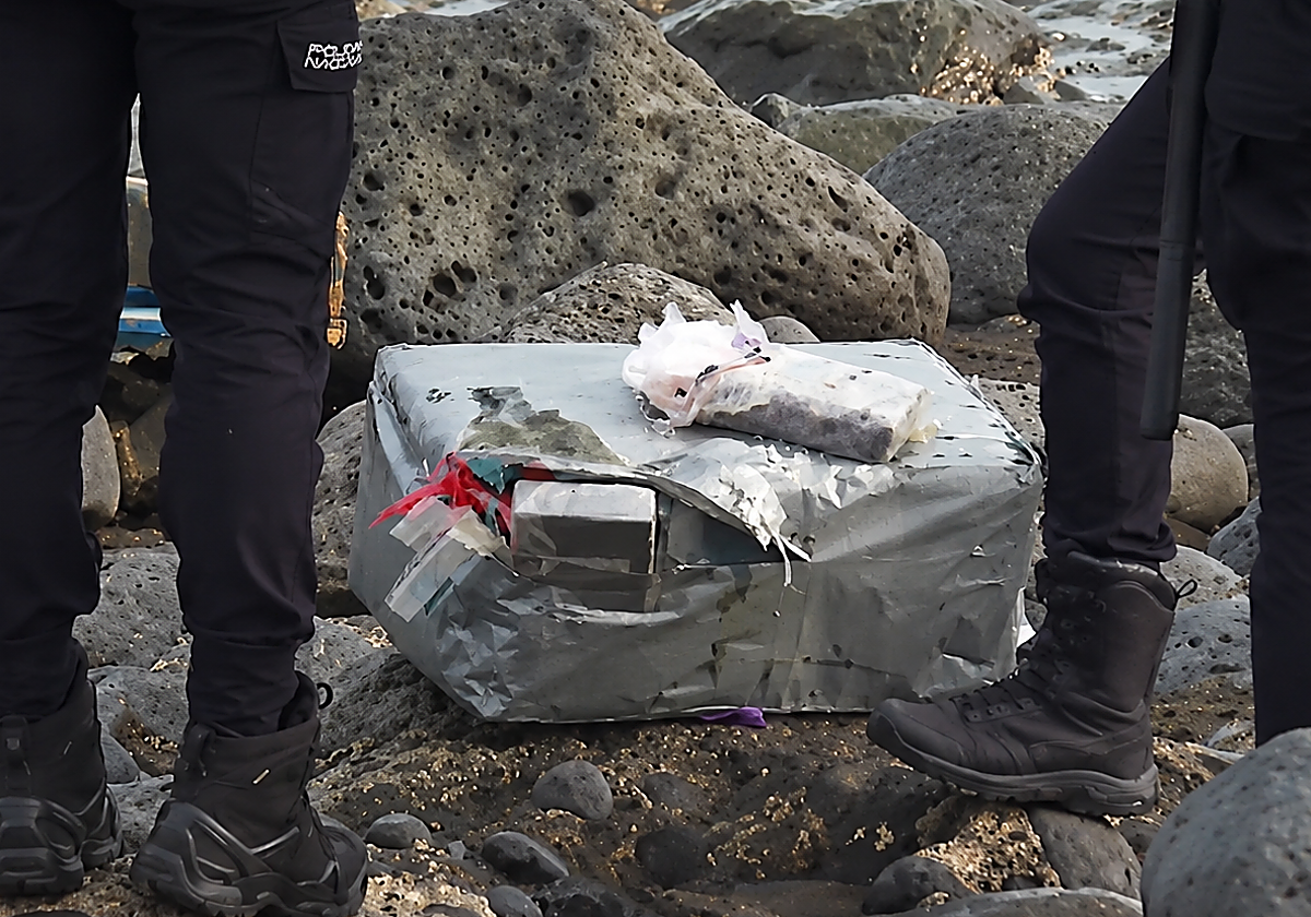 Un equipo de TV Canaria halla un fardo de droga en la playa de Bocabarranco al finalizar una conexión en directo