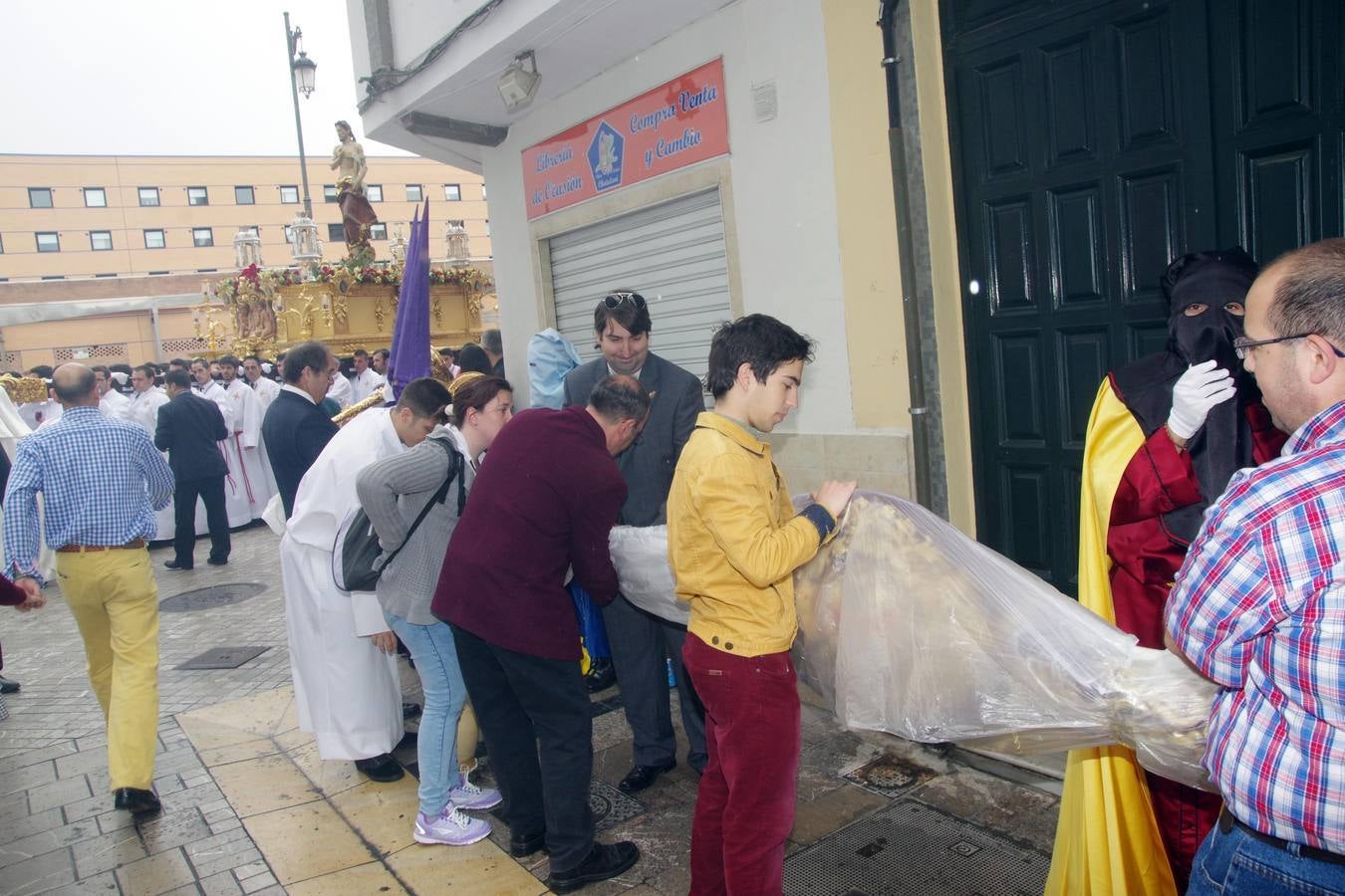 Un fuerte chaparrón desluce la procesión del Resucitado